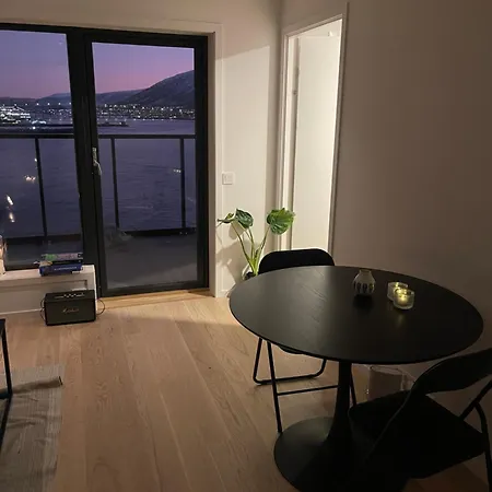 דירה 1 Bedroom With Seaview 5 Minute Walk To Centre!