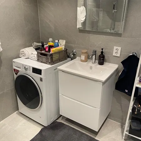 1 Bedroom With Seaview 5 Minute Walk To Centre! דירה